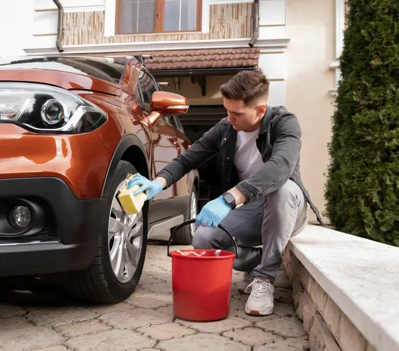Lavage auto à domicile Port-d'Envaux : professionnel intervenant sur un véhicule